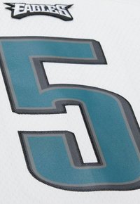 Weißes Trikot mit einer großen blauen Nummer 5, umrandet in Grau und mit schwarzem Stick. Das "EAGLES"-Logo darüber in schwarzen und weißen Buchstaben.