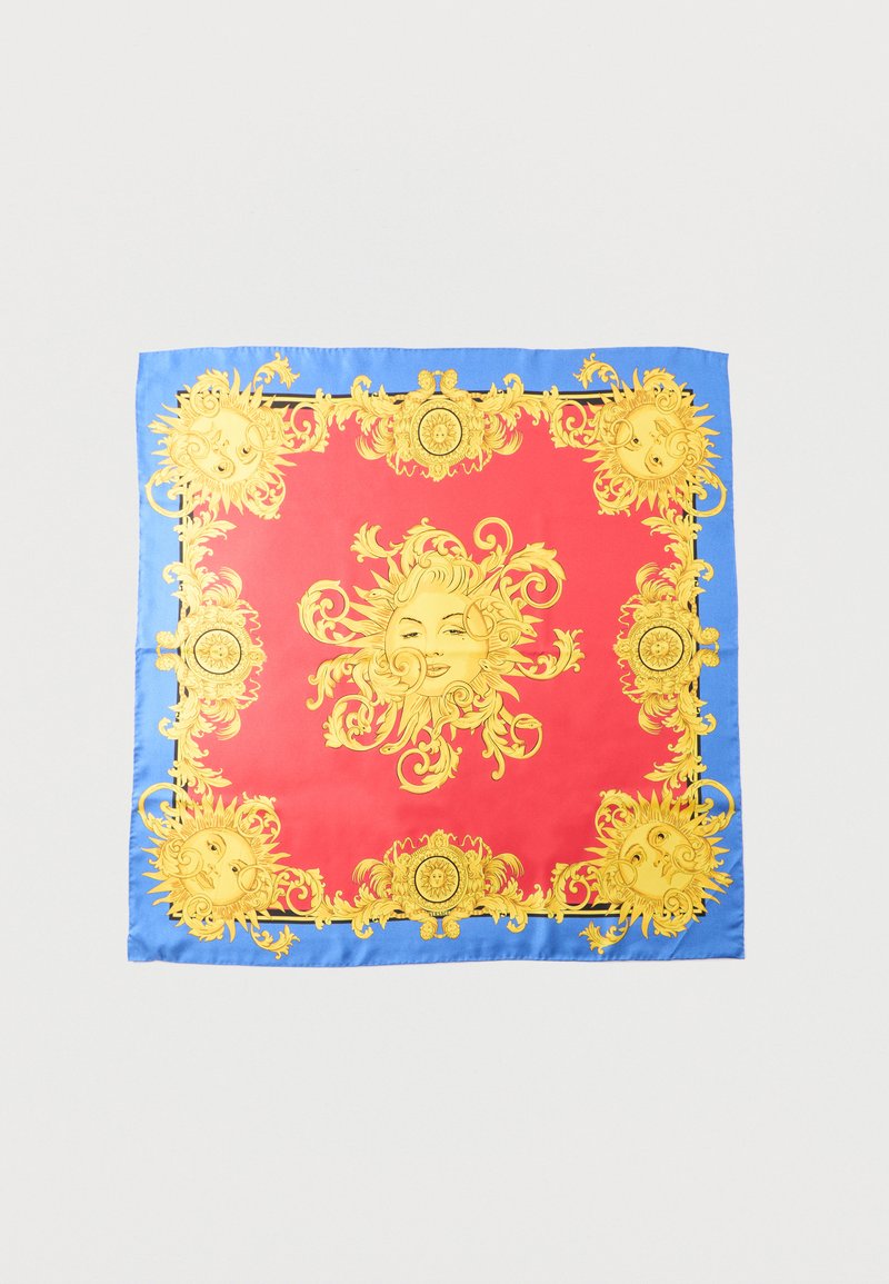 Τετράγωνο μαντήλι με κόκκινο κέντρο και μπλε περίγραμμα που διαθέτει περίτεχνα χρυσά πρόσωπα ήλιου και πολύπλοκη διακόσμηση σε μπαρόκ στυλ.