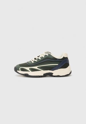 Zielono-czarne sneakersy z siateczkową cholewką, beżowymi akcentami i teksturowaną gumową podeszwą. Projekt ma zaokrąglone linie i kontrastujące obcasy.