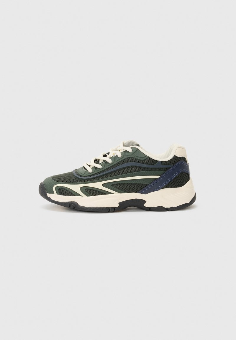 Zielono-czarne sneakersy z siateczkową cholewką, beżowymi akcentami i teksturowaną gumową podeszwą. Projekt ma zaokrąglone linie i kontrastujące obcasy.