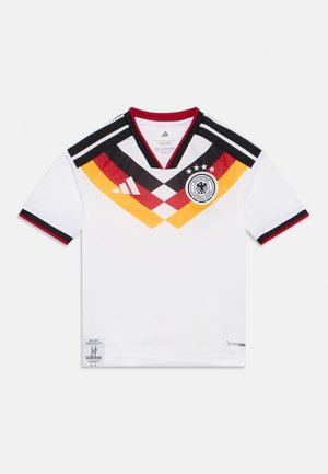 Weißes Sporttrikot mit schwarzen und roten Akzenten, mit einem V-Ausschnitt-Design, Rauten-Muster in Schwarz, Rot und Gelb sowie einem Emblem auf der Brust.