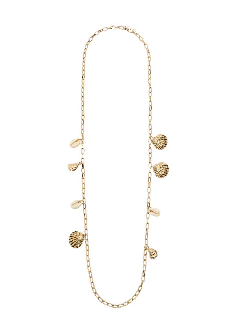 Złoty naszyjnik łańcuszkowy z różnymi wisiorami w kształcie muszelek, naprzemiennie z gładkimi białymi akcentami, prezentujący teksturowany wzór i połączoną strukturę.