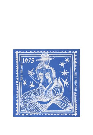Tessuto blu con stampa bianca di una sirena che indossa un cappello a tesa larga, tiene una stella, circondata da stelle, con il testo "1973" e "Billabong".