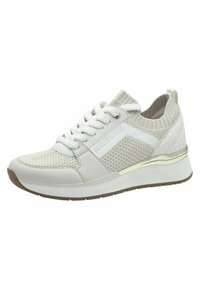 Sneaker bianco con componenti in rete e pelle, caratterizzato da un design texturizzato, punta rotonda, colletto imbottito e un leggero accento metallico sulla suola.