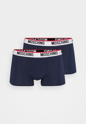 Boxer shorts em algodão azul-marinho com uma ampla cintura branca, apresentando o texto preto "MOSCHINO" e um detalhe vermelho por dentro.