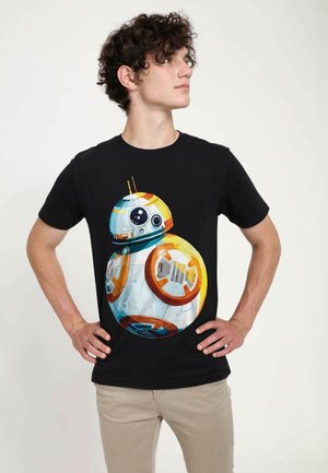 Sort t-shirt med et farverigt, stiliseret grafisk motiv af en sfærisk droid med blå, orange og hvide detaljer foran.