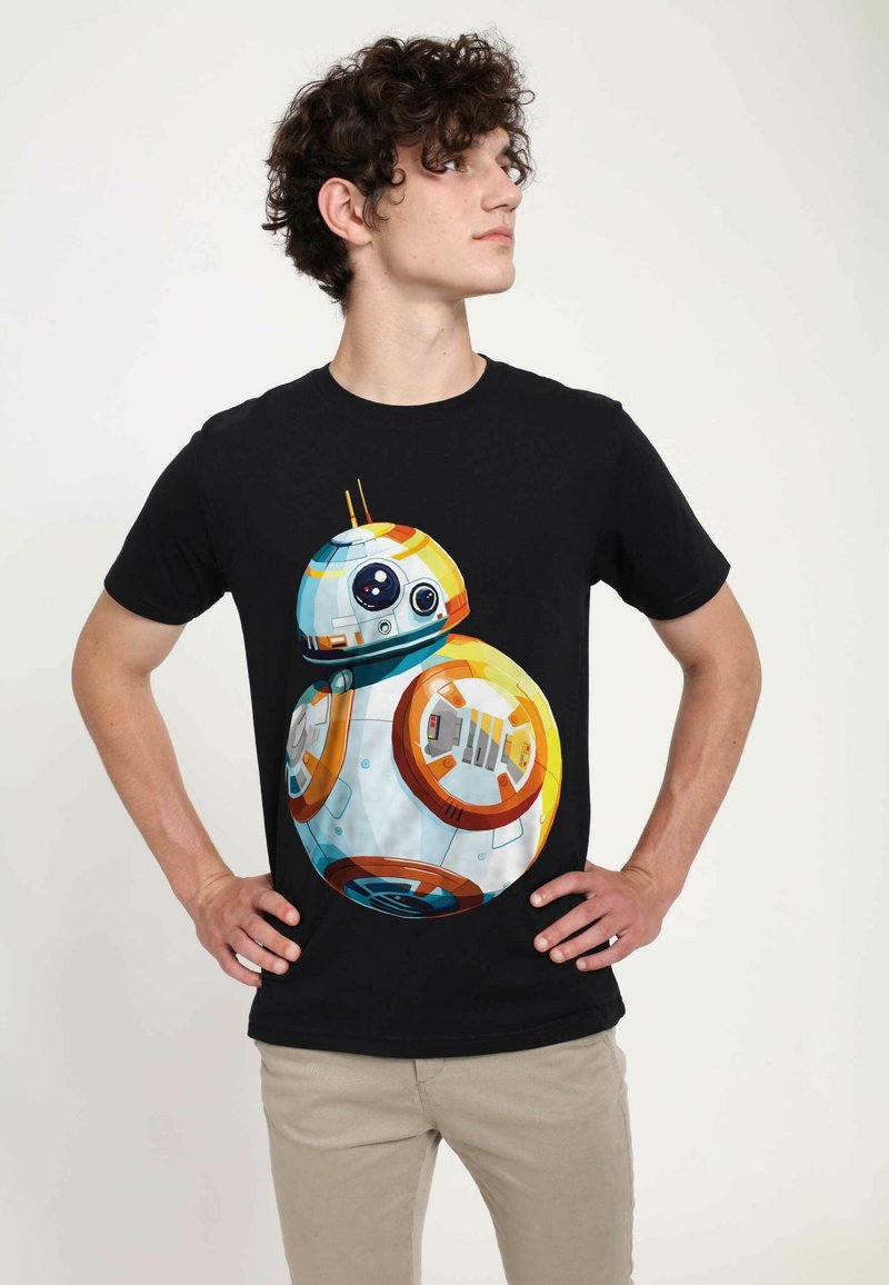 Svart t-shirt med en färgglad, stiliserad grafik av en sfärisk droid med blå, orange och vita detaljer på framsidan.