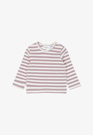 Babyshirt met lange mouwen met horizontale witte en lichtpaarse strepen, ronde hals en drukknopen op één schouder.