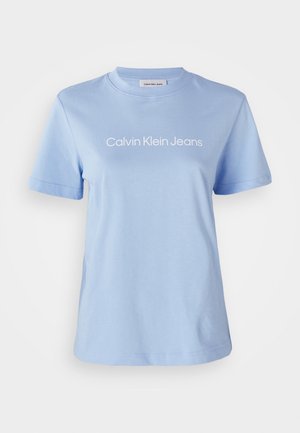Lichtblauwe katoenen t-shirt met korte mouwen, ronde halslijn, en het 'Calvin Klein Jeans' logo bedrukt in het wit over de borst.