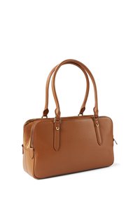 Καφέ δερμάτινη τσάντα χειρός με δύο λαβές, λεία υφή, κλείσιμο με φερμουάρ και χρυσές λεπτομέρειες. Ορθογώνιο σχήμα με τσέπη στο πλάι.