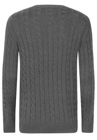Pull en tricot gris, avec un motif en cable, des manches longues et un col rond. Les poignets et l'ourlet côtelés ajoutent de la texture et un bon ajustement.