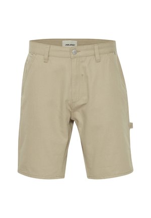 Shorts beiges en coton avec une texture lisse, dotés de poches avant et latérales, d'une fermeture à bouton et d'une passante de ceinture.