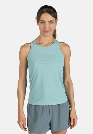 Top sportivo azzurro chiaro con scollatura rotonda, senza maniche e texture morbida. Abbinato a pantaloni corti grigi. Nessun motivo o logo visibile.