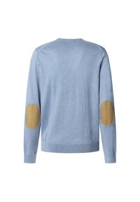 Hellblauer Pullover aus weichem Stoff, mit braunen Ellbogenpatches, rundem Halsausschnitt sowie gerippten Bündchen und Saum. Insgesamt glatte Textur.