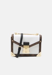 Bílá kožená taška s hnědými akcenty s krokodýlím vzorem, zlatým kováním, černým nastavitelným popruhem a úhlovým designem. Má zapínání na přezku.