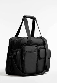 Borsa nera in nylon con un design imbottito, dotata di due tasche frontali, una chiusura zip superiore e doppi manici per versatilità e comfort.