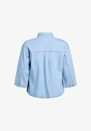 Hellblaues Jeanshemd mit Kragen, dreiviertel Ärmeln und Rückenfalte. Mit Knopfakzenten an den Ärmelbündchen.