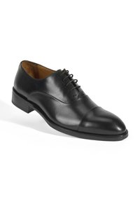 Chaussure habillée en cuir noir avec un bout arrondi, finition lisse, design à lacets et un talon bas. Présente un bout capé pour une touche de détail supplémentaire.