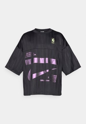 Czarny koszulka z krótkim rękawem w pionowe paski, fioletowe logo Nike oraz branding NBA. Gładka tekstura, luźny krój, okrągły dekolt.