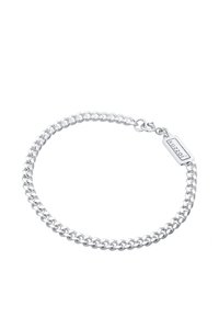 Bracciale a catena d'argento con maglie spesse e incatenate e un piccolo ciondolo rettangolare con testo inciso. Finitura liscia e lucida.