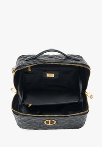 Zwarte leren tas met een gequilt ontwerp, gouden rits en hardware. Beschikt over een enkele handgreep aan de bovenkant en een open interieur met meerdere vakken.