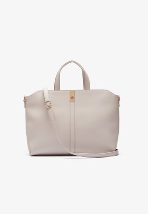 Tote beige clair fabriqué en matériau synthétique lisse, caractérisé par des poignées doubles, une bandoulière détachable et un accent doré à l'avant.