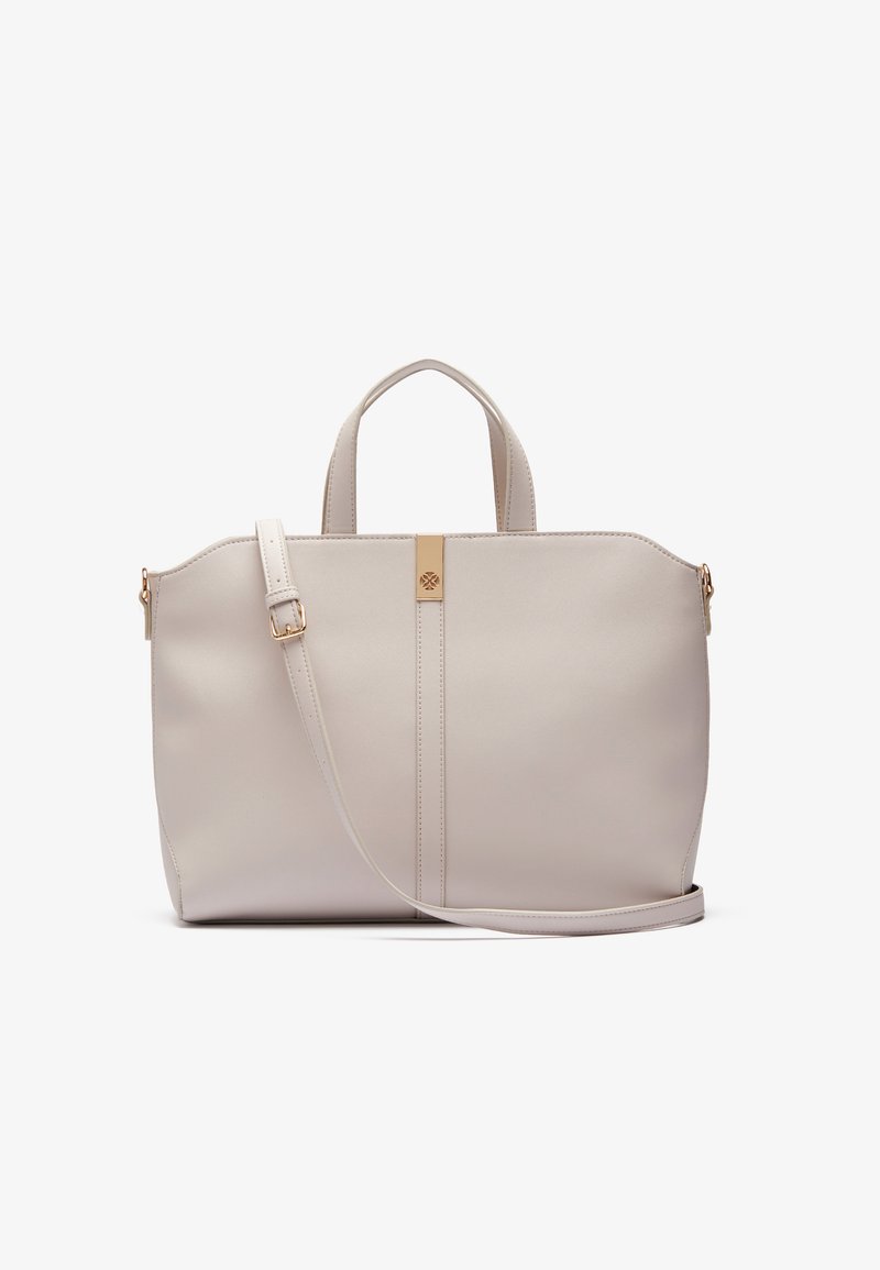 Saco tote bege claro feito de material sintético liso, apresentando alças duplas, uma alça de ombro destacável e um detalhe dourado na frente.