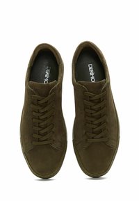 Dunkelolivgrüne Sneakers mit Veloursleder- und strukturiertem Finish, runden Schnürsenkeln, perforierten Seiten und einer runden Gummisohle.
