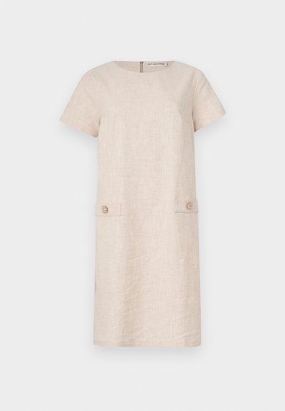 Λινέν φόρεμα σε ανοιχτό μπεζ χρώμα με κοντά μανίκια, στρογγυλή λαιμόκοψη και δύο μπροστινές τσέπες με διακοσμητικά κουμπιά. Απλή, ευθεία σιλουέτα.