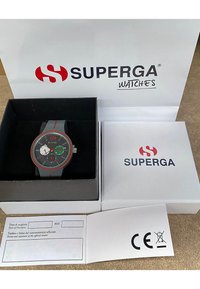 Orologio da polso nero e grigio con dettagli rossi e quadranti multicolori in una scatola nera, accompagnato da confezione bianca e documentazione.