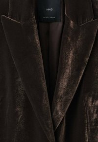 Blazer de terciopelo marrón oscuro con solapas anchas y etiqueta de la marca MNG dentro del collar, tamaño EU-USA S / MEX CH.