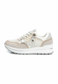 Baskets de couleur claire avec un dessus texturé comportant des perforations, des accents en argent et une semelle blanche. Lacets et détail de zip sur le côté.