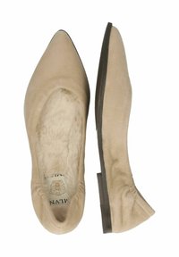 Beżowe zamszowe baleriny z ostrym noskiem, miękką podszewką, niskim obcasem i marszczonym detalem z tyłu. Gładka tekstura, minimalistyczny design.