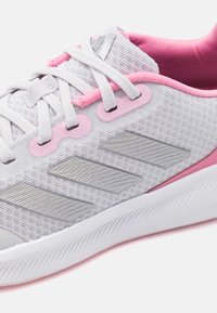 adidas Performance FALCON 3 LACE - Silniční běžecké boty - dash grey/silver metallic/bliss pink