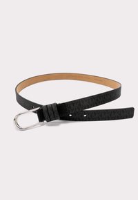 Zwarte synthetische leren riem met een subtiel monogram patroon, zilverkleurige D-ring gesp en verstelbare lengte met meerdere gaatjes.