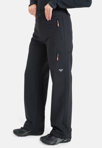 Czarne spodnie softshell z regulowanym pasem, suwakiem w kieszeniach i naszywką z logo. Posiadają prosty krój nogawki i trwały materiał.