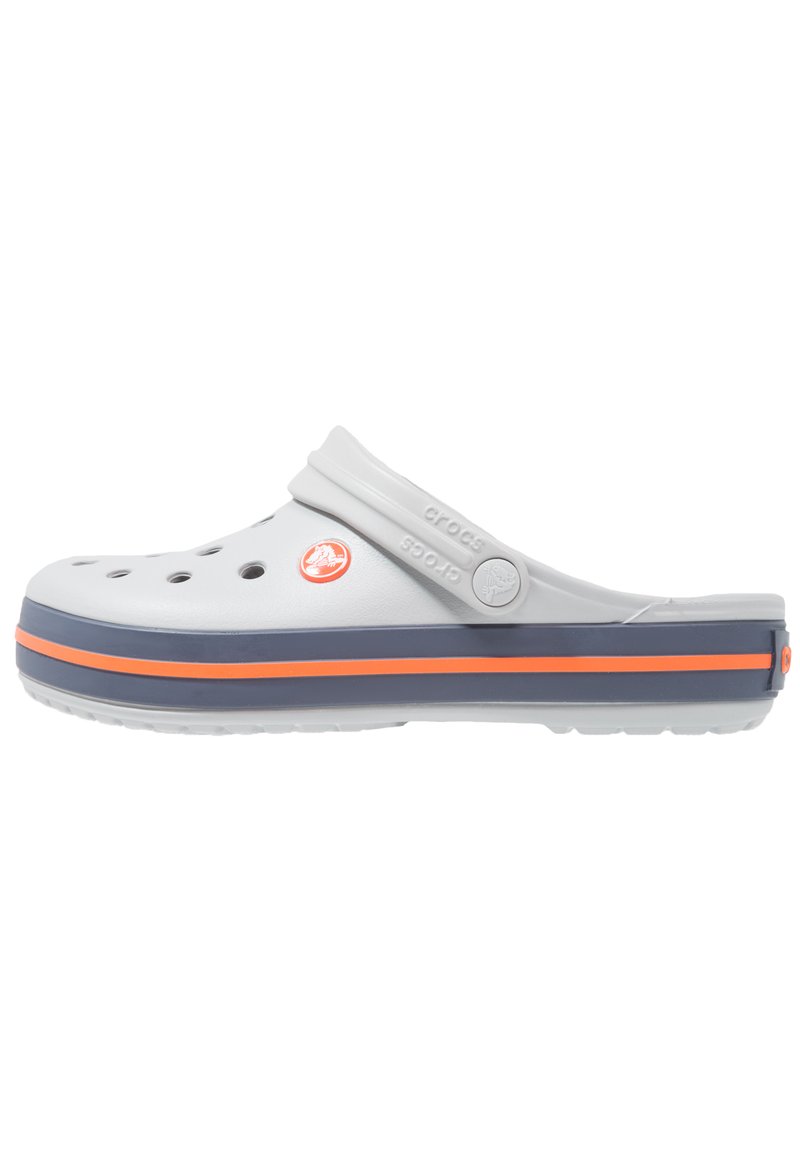 Hvite clogs i crocs-stil med ventilasjonsåpninger, grå strimmel og oransje kant, laget av lett materiale, med justerbar bakrem.