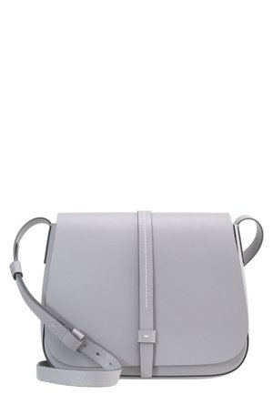 Lysegrå læder crossbody taske med frontklap og justerbar rem mod en hvid baggrund.