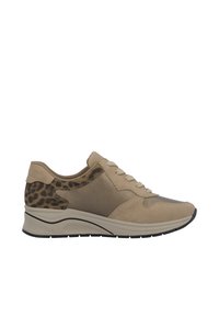 Baskets beige avec une finition en cuir texturé, présentant un accent en imprimé léopard sur le talon, et une semelle blanche flexible.