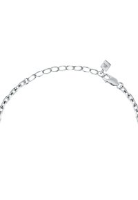 Bracciale in argento con anelli ovali interconnessi, dotato di un gancio sicuro e un piccolo marchio. Finitura metallica liscia.