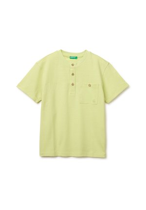 Lichtgroene henley met korte mouwen, drie houten knopen en een borstzak met knoop aan de linkerkant.