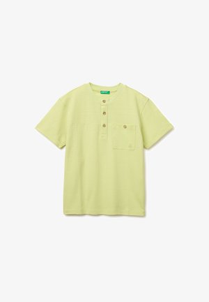Jasnozielona koszulka henley z krótkim rękawem, trzema drewnianymi guzikami i zapinaną na guzik kieszenią na piersi po lewej stronie.