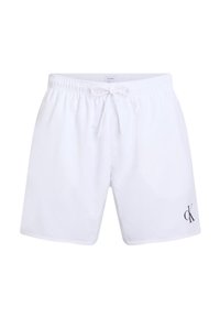Pantaloni da bagno bianchi con una fascia elastica in vita, chiusura con cordino e un piccolo logo nero sulla parte inferiore della gamba sinistra. Tessuto liscio.