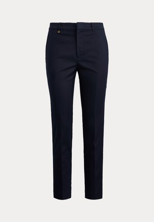 Temno modre hlače chinos iz bombažnega mešanega materiala s postopno prilegajočo se obliko, ravnim sprednjim delom, stranskimi žepi in enim zadnjim žepom; na voljo z majhnim zlatim logotipom.