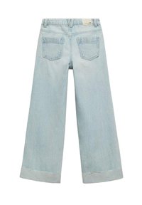 Jeans din denim bleu deschis, cu talie înaltă și picioare largi, dotate cu două buzunare la spate și detalii cu tiv desfăcut.
