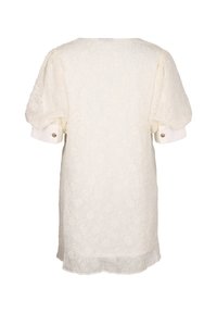 Robe en dentelle blanc cassé avec des motifs floraux texturés, des manches bouffantes et des poignets boutonnés ; design mi-long avec un col rond.