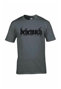 Šedé bavlněné tričko s krátkým rukávem; má výrazný černý gotický text "behemoth" napříč přední stranou. Měkká textura a standardní střih.