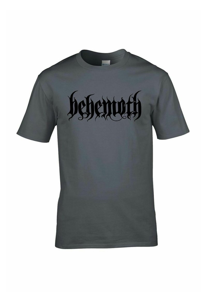 Šedé bavlněné tričko s krátkým rukávem; má výrazný černý gotický text "behemoth" napříč přední stranou. Měkká textura a standardní střih.