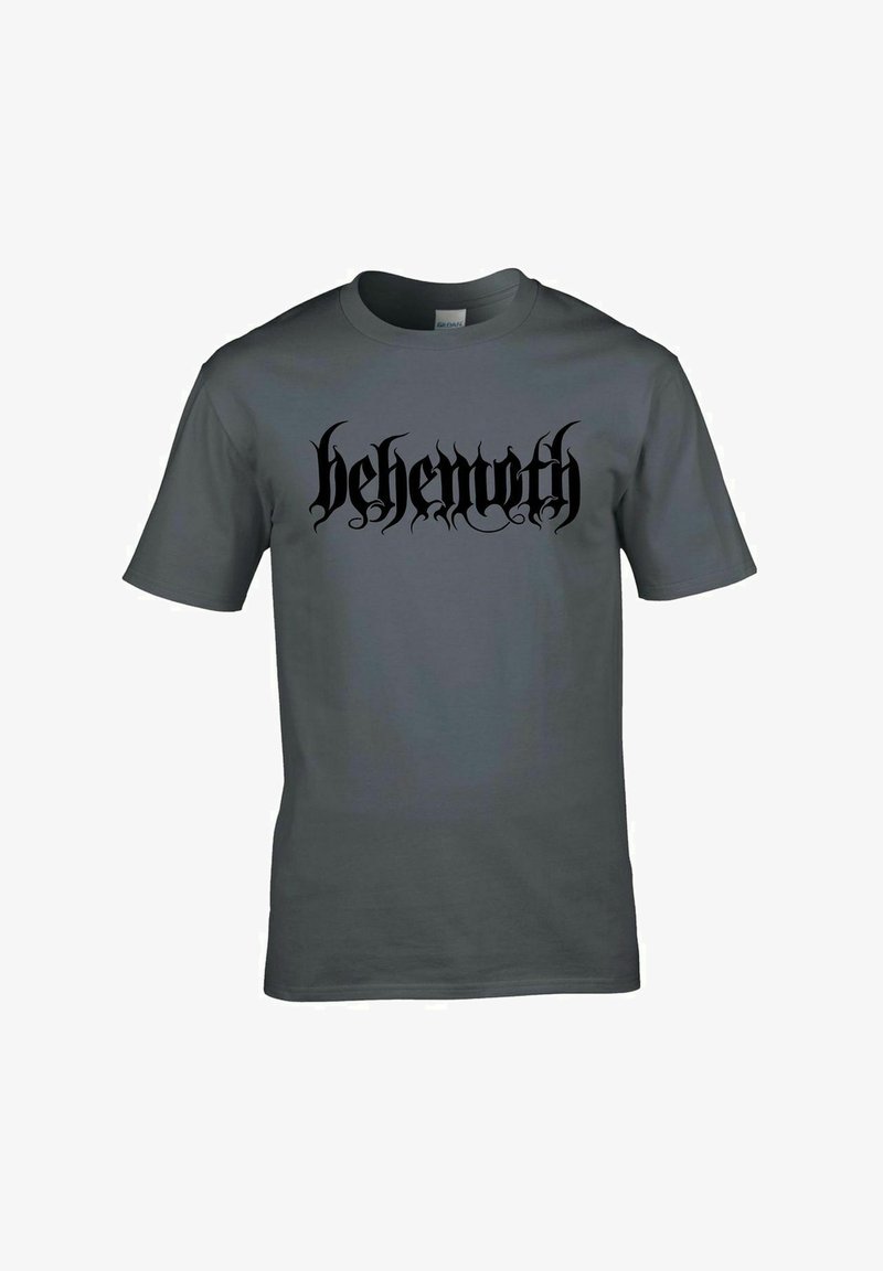 Šedé bavlněné tričko s krátkým rukávem; má výrazný černý gotický text "behemoth" napříč přední stranou. Měkká textura a standardní střih.