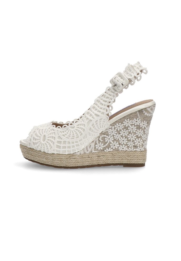 Sandalias de cuña blancas con un diseño de parte superior con aspecto de encaje, punta abierta y tacón envuelto en yute. Correa ajustable en la parte posterior con detalle de hebilla.